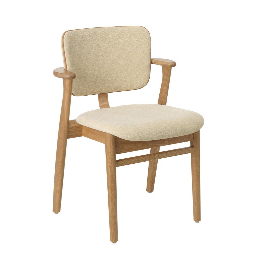 Front view of the Domus Chair in natural lacquered oak, upholstered in Wow Re cream‑white fabric with Prestige nougat leather piping.
