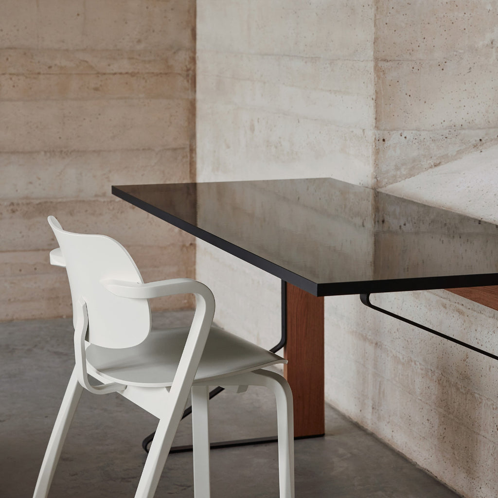 Minimalist interior featuring Kaari Desk paired with white Aslak Chair.